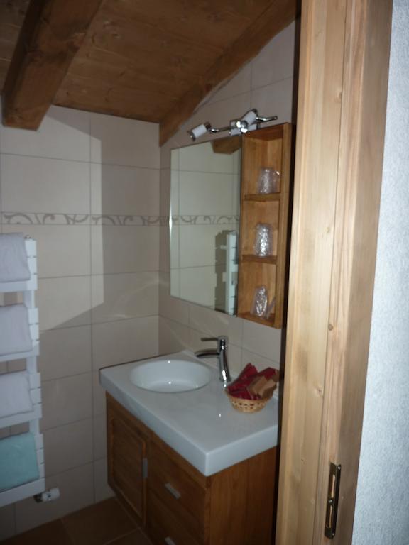 La Perdrix Blanche Hotel Chatel Room photo
