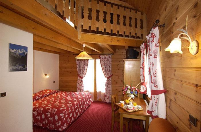 La Perdrix Blanche Hotel Chatel Room photo