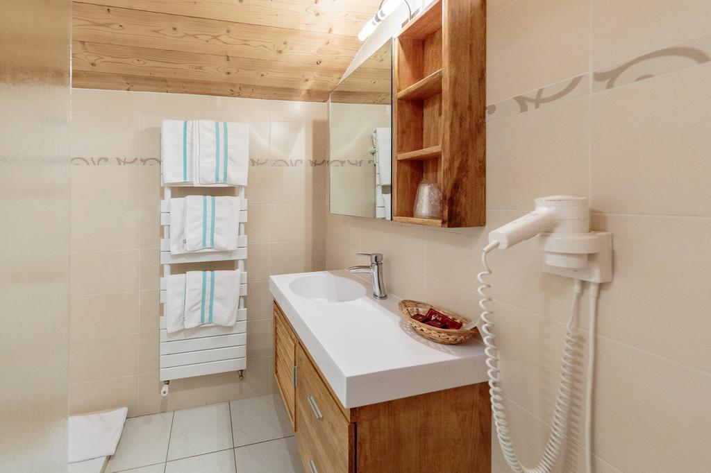 La Perdrix Blanche Hotel Chatel Exterior photo